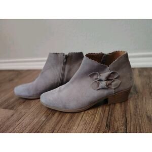 Women's Suede Ankle Booties 9 Stacked Heel Bow Accent Side Zip Boots Excellent